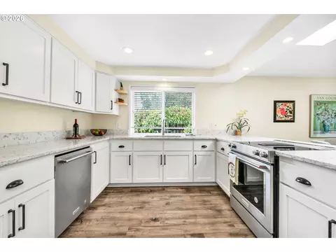 Kitchen - 1121 Lorella Ave, Eugene, OR 97401 photo 5 of 8