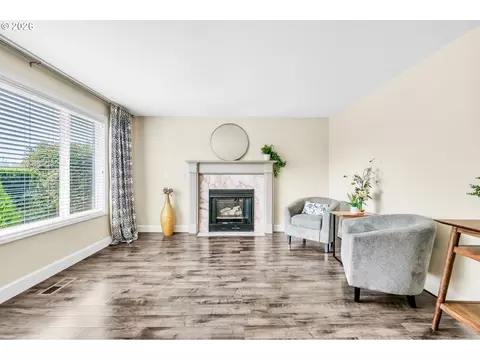 Living - 1121 Lorella Ave, Eugene, OR 97401 photo 2 of 5