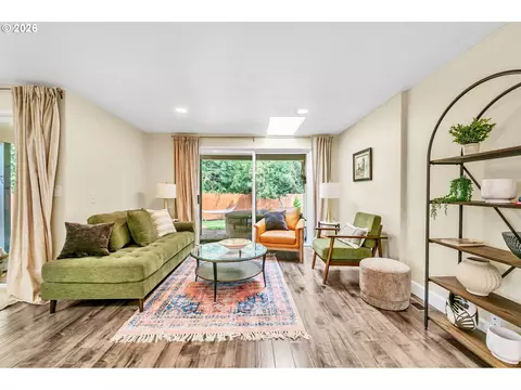 Living - 1121 Lorella Ave, Eugene, OR 97401 photo 4 of 5