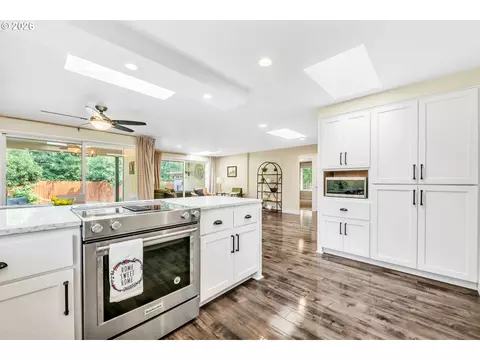 Kitchen - 1121 Lorella Ave, Eugene, OR 97401 photo 6 of 8