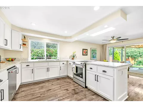 Kitchen - 1121 Lorella Ave, Eugene, OR 97401 photo 4 of 8