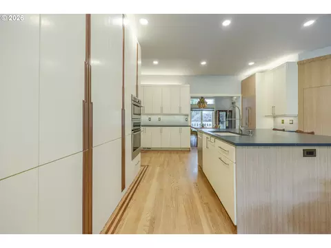 Kitchen - 1564 Regency Dr, Eugene, OR 97401 photo 3 of 6