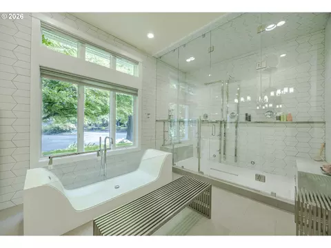 Bath - 1564 Regency Dr, Eugene, OR 97401 photo 2 of 5