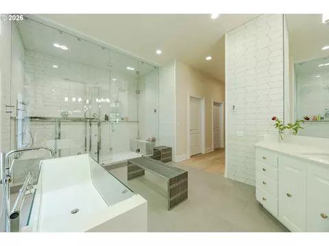 Bath - 1564 Regency Dr, Eugene, OR 97401 photo 3 of 5