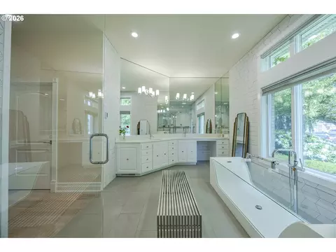 Bath - 1564 Regency Dr, Eugene, OR 97401 photo 4 of 5