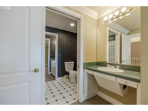 Bath - 1564 Regency Dr, Eugene, OR 97401 photo 5 of 5