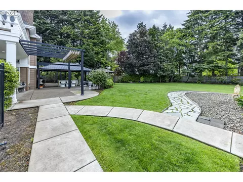 Exterior - 1564 Regency Dr, Eugene, OR 97401 photo 3 of 6