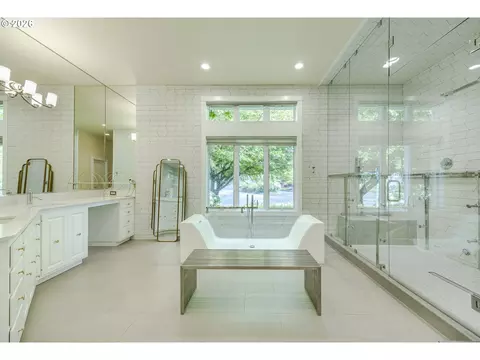 Bath - 1564 Regency Dr, Eugene, OR 97401 photo 1 of 5