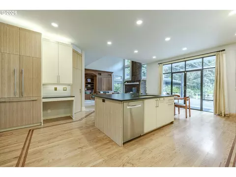 Kitchen - 1564 Regency Dr, Eugene, OR 97401 photo 4 of 6