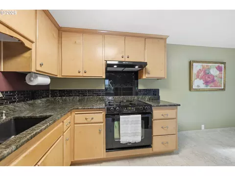 Kitchen - 2562 Brittania Pl, Eugene, OR 97405 photo 2 of 3