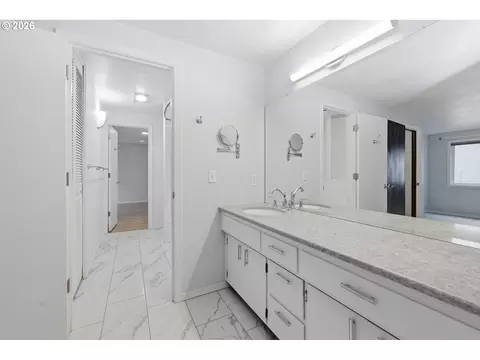Bath - 2562 Brittania Pl, Eugene, OR 97405 photo 2 of 6