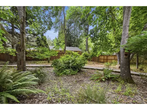 Exterior - 2562 Brittania Pl, Eugene, OR 97405 photo 4 of 7