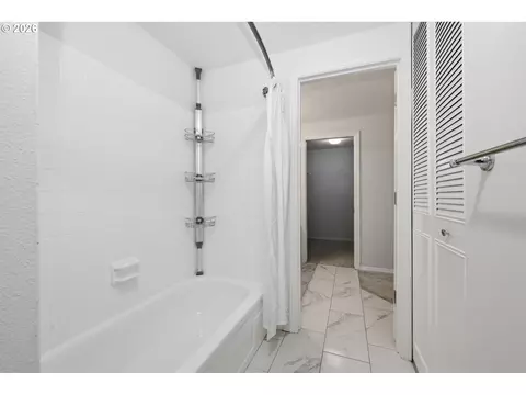 Bath - 2562 Brittania Pl, Eugene, OR 97405 photo 5 of 6