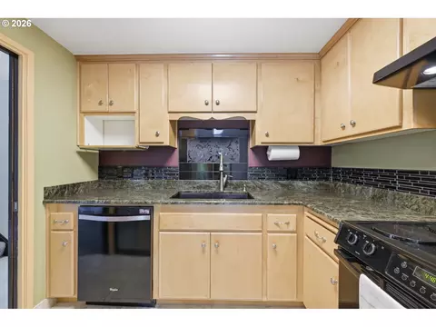 Kitchen - 2562 Brittania Pl, Eugene, OR 97405 photo 1 of 3