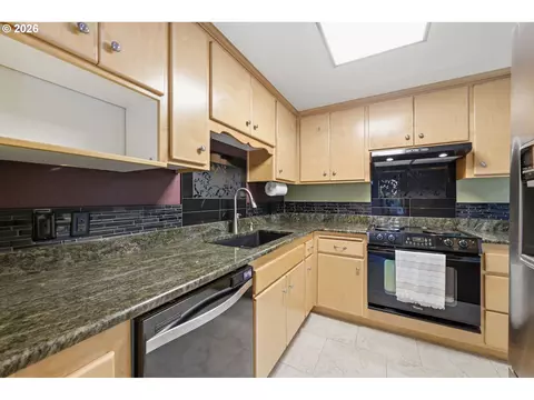 Kitchen - 2562 Brittania Pl, Eugene, OR 97405 photo 3 of 3