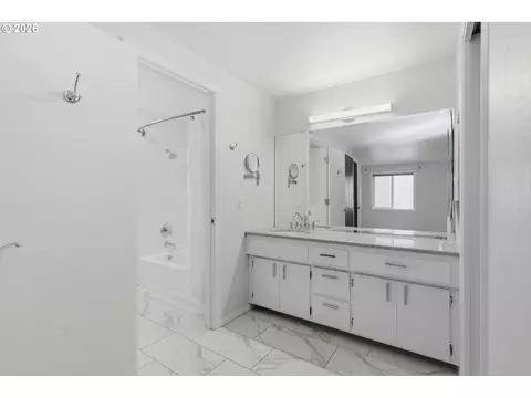 Bath - 2562 Brittania Pl, Eugene, OR 97405 photo 3 of 6