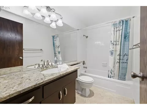 Bath - 2562 Brittania Pl, Eugene, OR 97405 photo 1 of 6