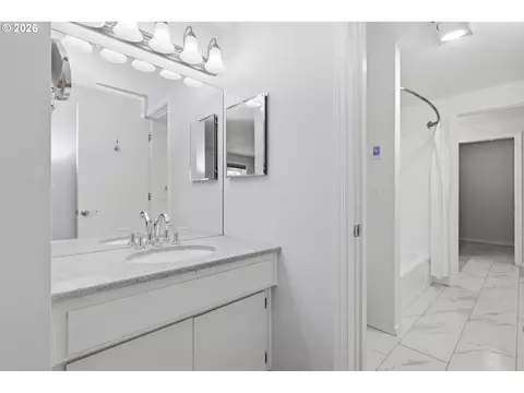 Bath - 2562 Brittania Pl, Eugene, OR 97405 photo 4 of 6