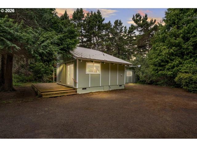 88046 Leeward Dr, Florence, OR 97439