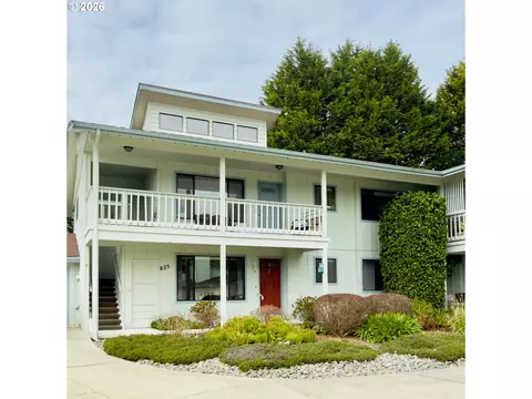 825 Brookhaven Dr #B, Brookings, OR 97415