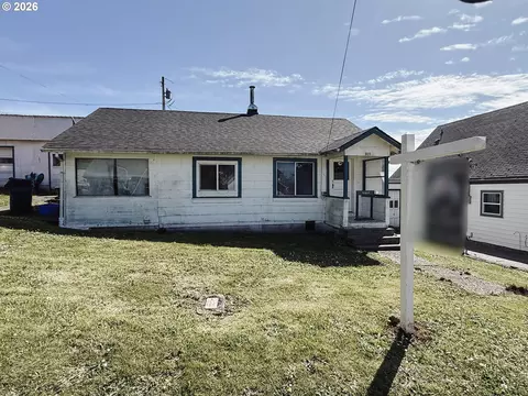 827 E 11th St, Coquille, OR 97423