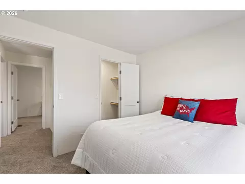 Bedroom - 712 NW 6th St, Pendleton, OR 97801 photo 4 of 4