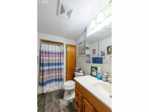 Bath - 658 S 57th St #67, Springfield, OR 97478 photo 2 of 3