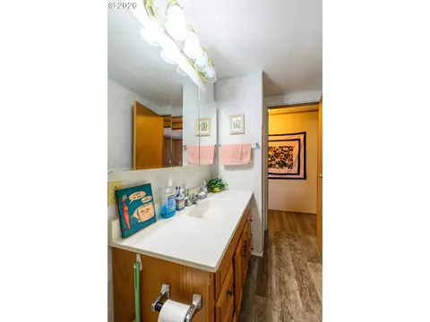 Bath - 658 S 57th St #67, Springfield, OR 97478 photo 3 of 3