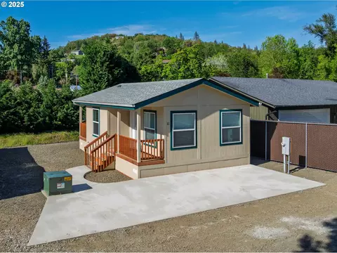 201 NE Peggy Ave #11, Roseburg, OR 97470