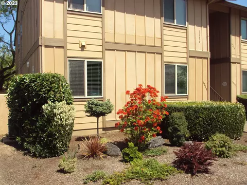 1228 NE 27th St #15, Mcminnville, OR 97128
