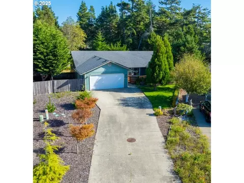 108 Park Village Loop, Florence, OR 97439