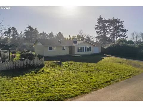 950 1st St NE, Bandon, OR 97411