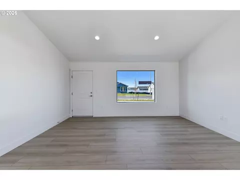 Living - 149 SW Eagle Dr, Boardman, OR 97818 photo 2 of 5