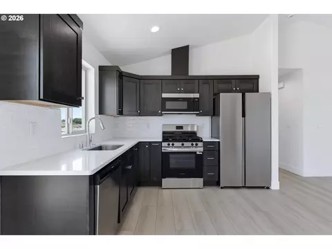 Kitchen - 149 SW Eagle Dr, Boardman, OR 97818 photo 2 of 4