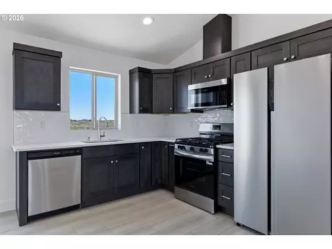Kitchen - 149 SW Eagle Dr, Boardman, OR 97818 photo 3 of 4
