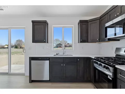 Kitchen - 149 SW Eagle Dr, Boardman, OR 97818 photo 1 of 4