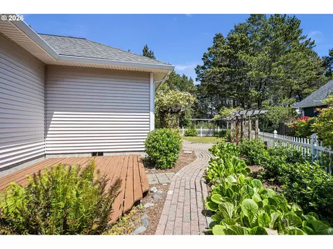 Exterior - 2218 Willow Loop, Florence, OR 97439 photo 17 of 19