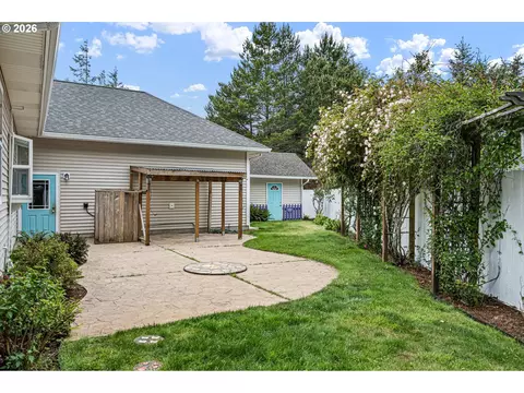Exterior - 2218 Willow Loop, Florence, OR 97439 photo 3 of 19