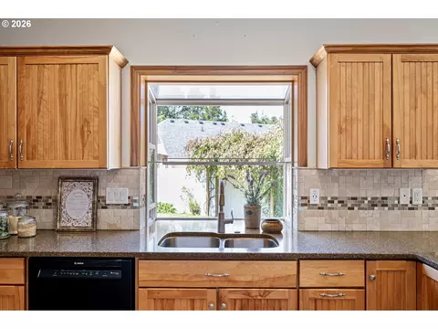 Kitchen - 2218 Willow Loop, Florence, OR 97439 photo 3 of 6