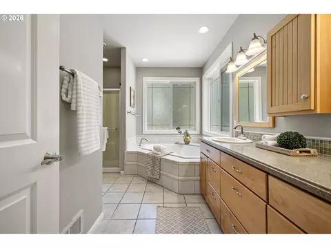 Bath - 2218 Willow Loop, Florence, OR 97439 photo 4 of 5