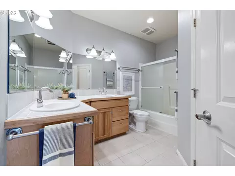 Bath - 2218 Willow Loop, Florence, OR 97439 photo 5 of 5