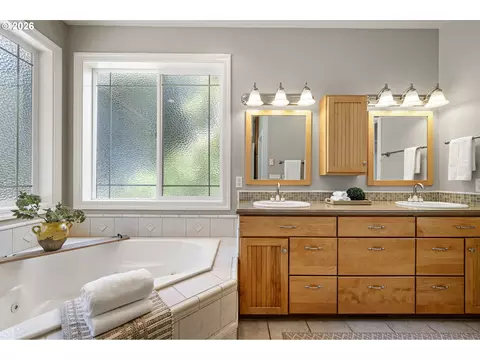 Bath - 2218 Willow Loop, Florence, OR 97439 photo 2 of 5