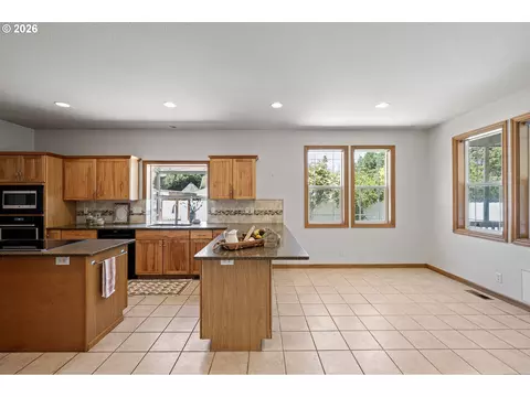 Kitchen - 2218 Willow Loop, Florence, OR 97439 photo 4 of 6