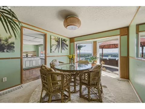 Dining - 650 NW Brady Rd, Camas, WA 98607 photo 1 of 2
