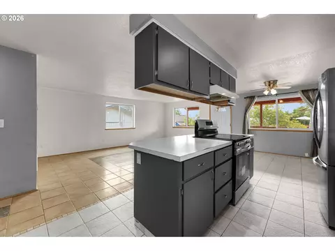 Kitchen - 455 NW 15th Ave, Camas, WA 98607 photo 4 of 5