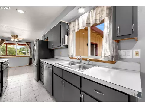 Kitchen - 455 NW 15th Ave, Camas, WA 98607 photo 5 of 5