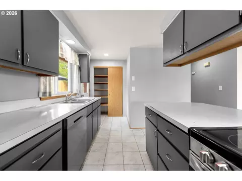 Kitchen - 455 NW 15th Ave, Camas, WA 98607 photo 3 of 5