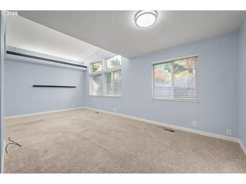 Living - 421 S 70th Pl, Springfield, OR 97478 photo 2 of 6