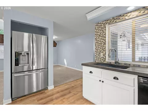 Kitchen - 421 S 70th Pl, Springfield, OR 97478 photo 4 of 5