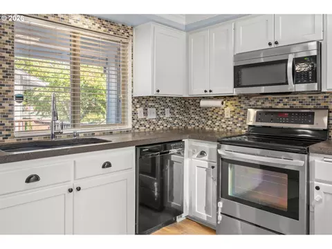 Kitchen - 421 S 70th Pl, Springfield, OR 97478 photo 3 of 5